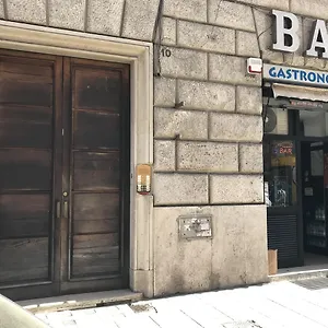 - Monti Couette-café Rome