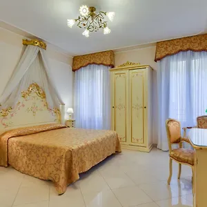 At Leonard Hotel Venise